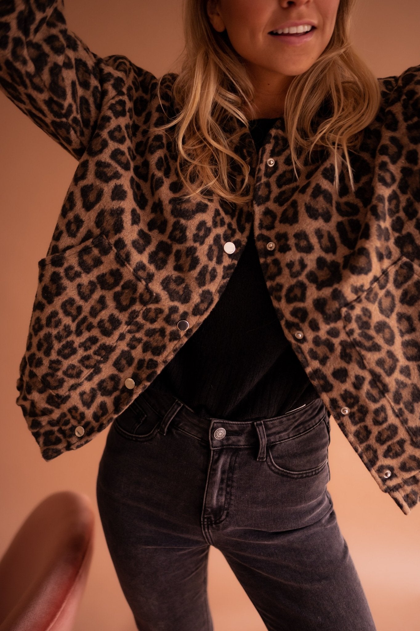 Luna trendig jacka med leopardmönster