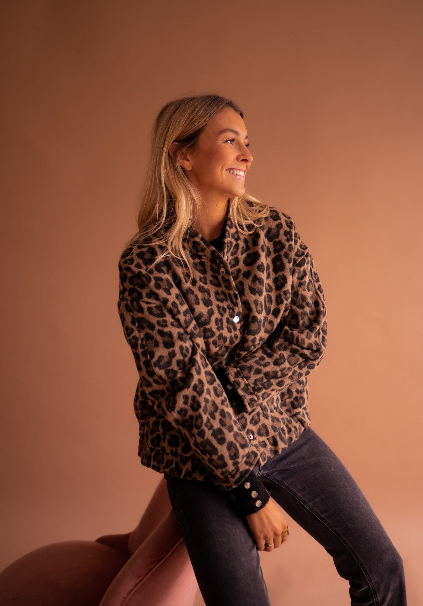 Luna trendig jacka med leopardmönster